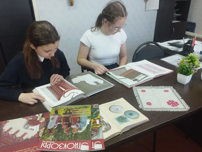 Путешествие сквозь мир национальных костюмов и вышивки.